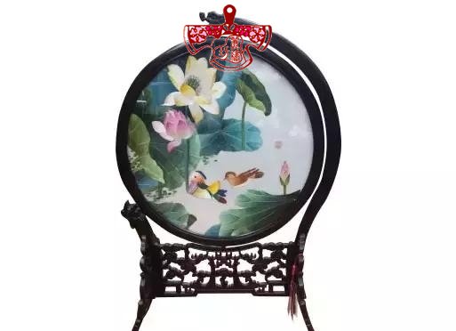 鴛鴦荷花：寓意雙宿雙棲、和和美美，作為祝福又有天成佳偶、白頭偕老的意思。